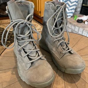 Nike sage boots, mens size 4/women’s 6.